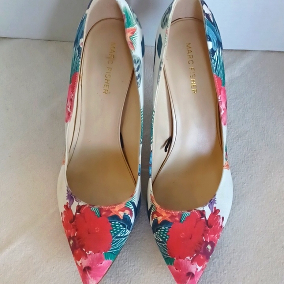 Marc Fisher, Womens, Hibiscus Floral 3.5", Classic Pointed Toe Heels. - Picture 3 of 9